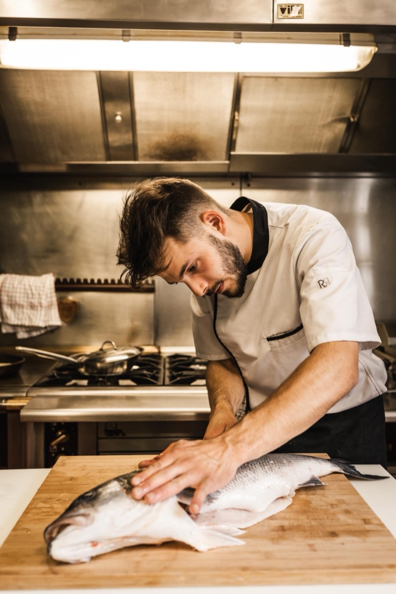 Enzo, chef du restaurant Le Lien, en cuisine