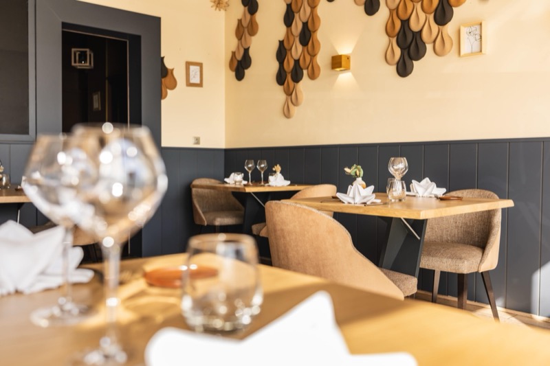 La salle chaleureuse du restaurant Le Lien