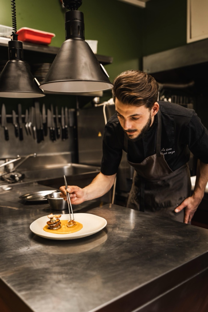 Dressage d'une assiette en cuisine